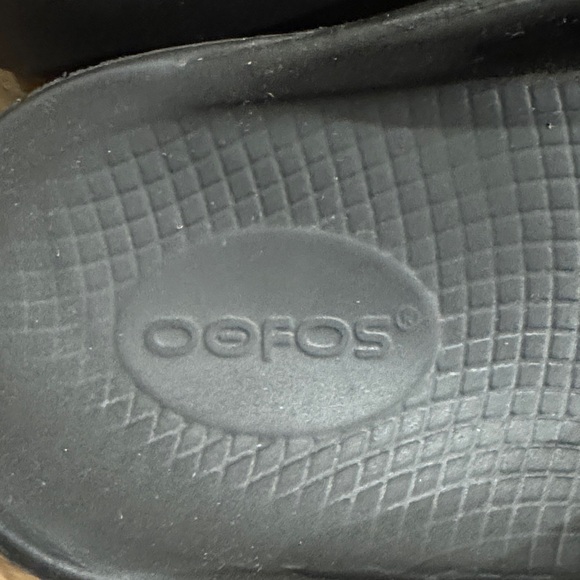 OOFOS Black Flip-Flops - Picture 2 of 4